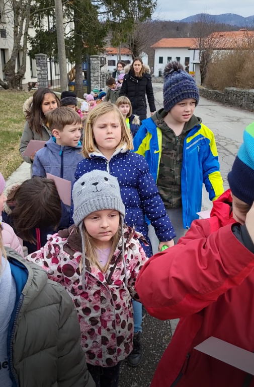 Sprehod po vasi in obdaritev žensk za dan žena