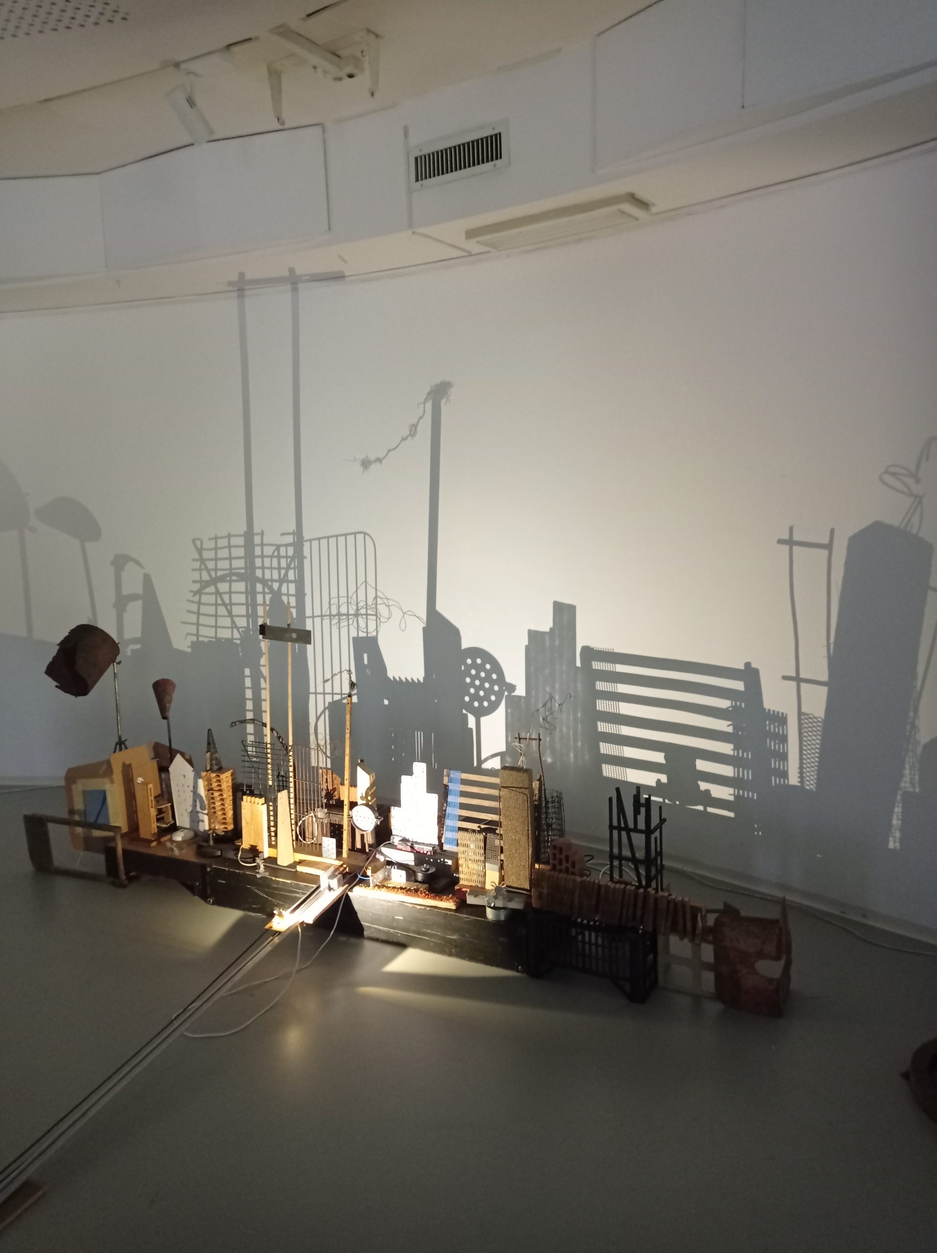 Sodobna umetnost in lego robotki