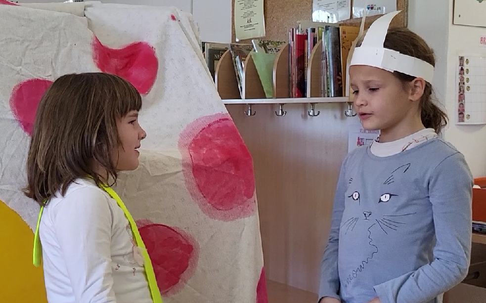 PRAVLJICI ZRCALCE IN MOJCA POKRACULJA SE ZDRUŽITA V NOVO PRAVLJICO
