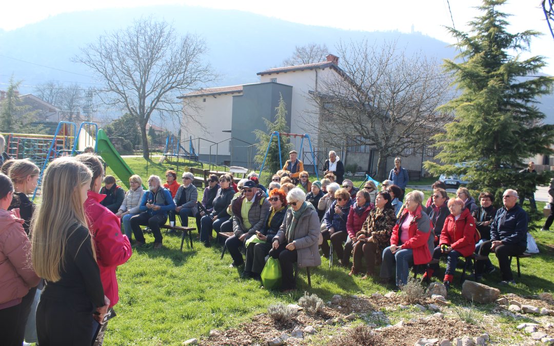 Nastop učencev POŠ Grgar za pohodnike po Borovi poti